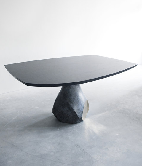 Pukka table with 1 base | Esstische | Van Rossum