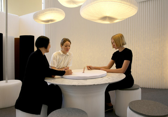 cantilever table circular top | white textile with Carrara marble | Objekttische | molo