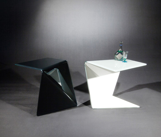 Assito OW c | Beistelltische | Dreieck Design
