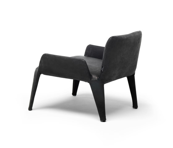 Nova lounge chair with armrests in leather | Sessel | Eponimo