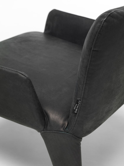 Nova lounge chair with armrests in leather | Sessel | Eponimo