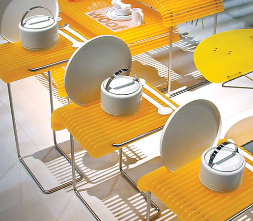 Retail Systems: Tables and Pedestals | Expositores publicitarios | B+N Industries