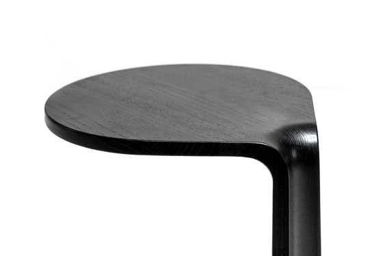 Primum Oval side table | Tables d'appoint | GoEs