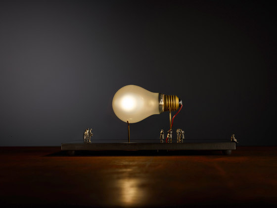 I Ricchi Poveri – Monument for a Bulb | Luminaires de table | Ingo Maurer