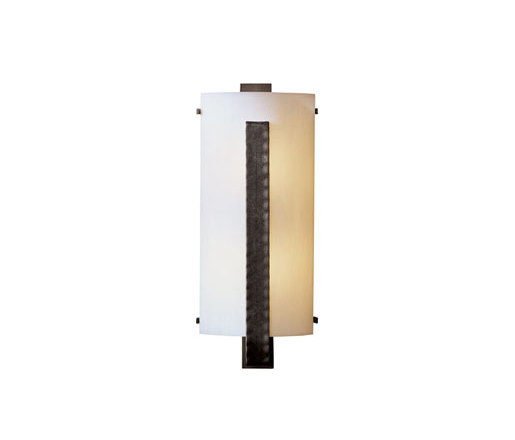 Forged Vertical Bar Sconce | Lámparas de pared | Hubbardton Forge