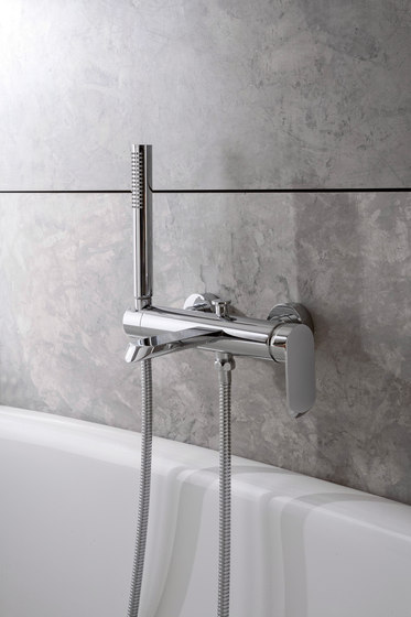Phase - Wall-mounted bath & shower mixer with hand shower set | Grifería para duchas | Graff
