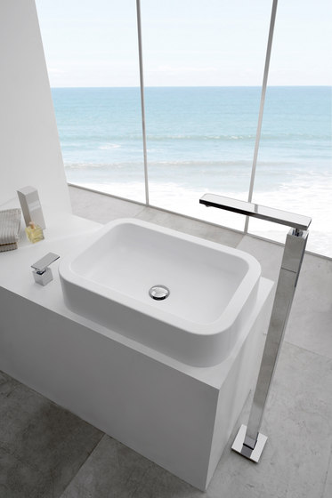 Solar - Floor-mounted bathtub spout | Robinetterie pour baignoire | Graff