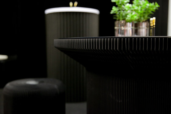 cantilever table circular top | black kraft paper | Objekttische | molo
