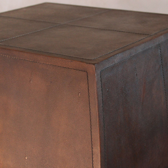 Regency Leather End Table | Tables d'appoint | Pfeifer Studio