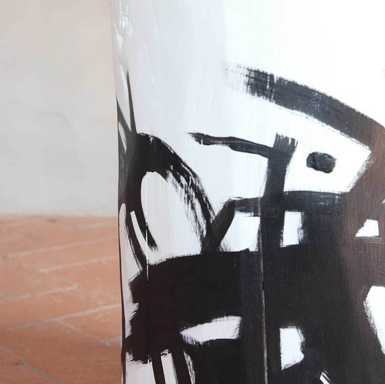 Katahana Hand Painted Log | Tavolini alti | Pfeifer Studio