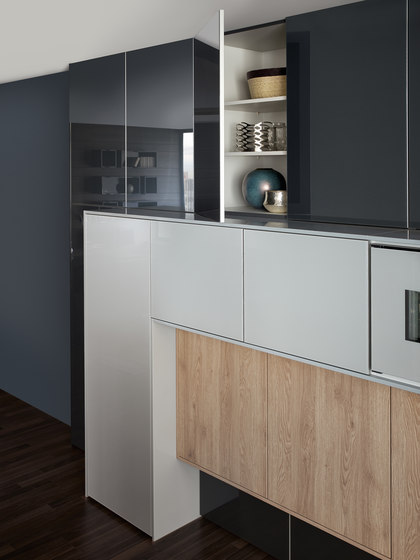 Synthia | IOS | Largo-LG fitted kitchen with an island | Fitted kitchens | Leicht Küchen AG