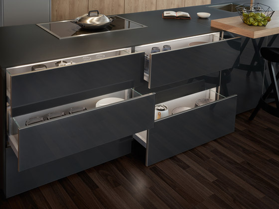 Synthia | IOS | Largo-LG fitted kitchen with an island | Cucine parete | Leicht Küchen AG