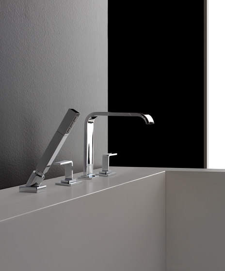 Immersion - Deck-mounted bathtub mixer with hand shower set | Robinetterie pour baignoire | Graff