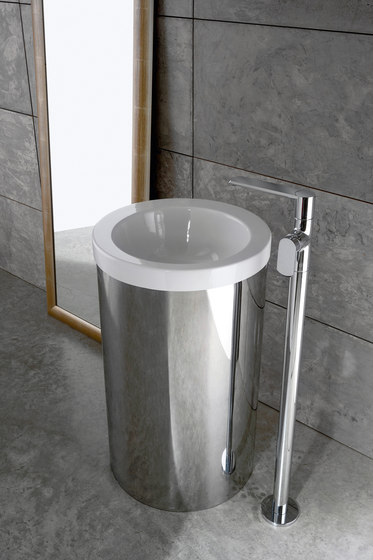 Phase - Floor-mounted washbasin spout | Grifería para lavabos | Graff