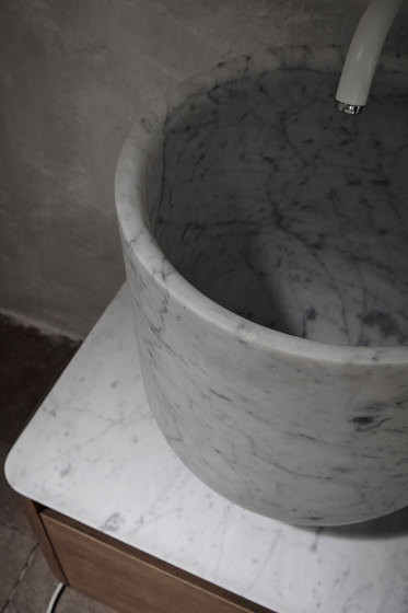 Origin Top Mounted White Carrara Marble H45 Washbasin | Lavabos | Inbani