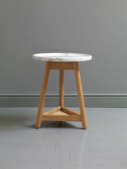 Carve marble side table | Mesas auxiliares | Bethan Gray