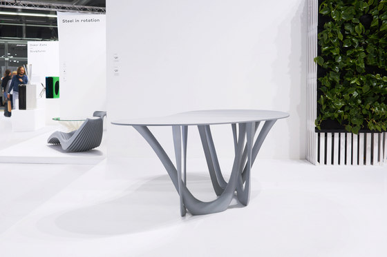 G-Table With Carbon Steel Base In Graphite Grey With Concrete Top | Tables de repas | Zieta