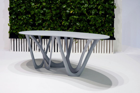 G-Table With Carbon Steel Base In Graphite Grey With Concrete Top | Dining tables | Zieta
