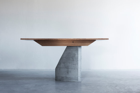 PLY 3 Series table with 1 base | Dining tables | Van Rossum