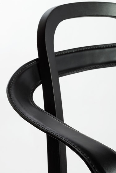 Siro+ | Chair with Armrests | black | Chaises | Woodnotes