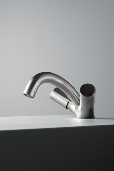 Ono | Stainless steel Deck mounted tap | Robinetterie pour lavabo | Quadrodesign
