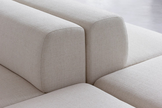 FRONT | sofa | Canapés | By interiors inc.