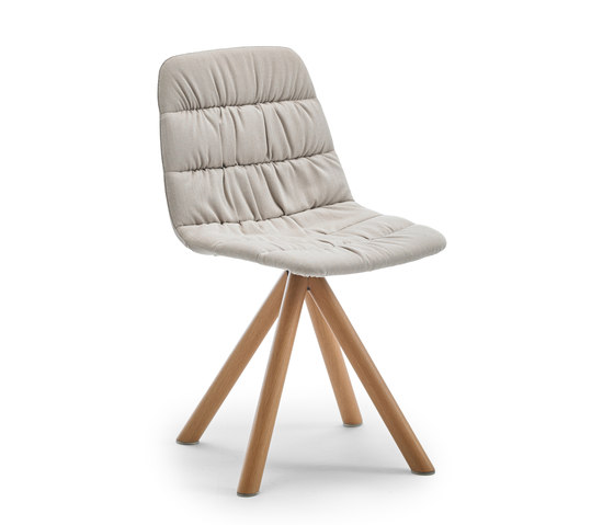 Maarten chair wooden base | Chaises | viccarbe