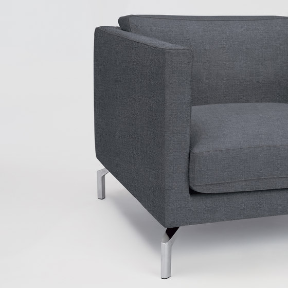 Comolino Armchair in Fabric | Sessel | Design Within Reach