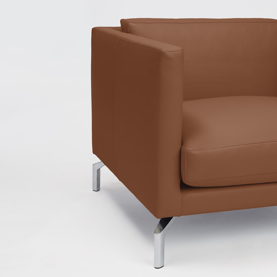Comolino Armchair in Leather | Sillones | Design Within Reach