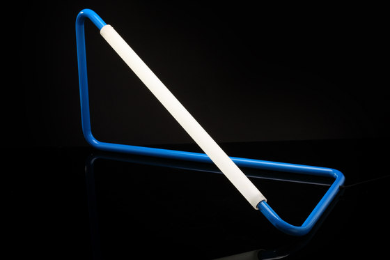 Light Object 001 Single | blue finish | Luminaires de table | Naama Hofman Light Objects