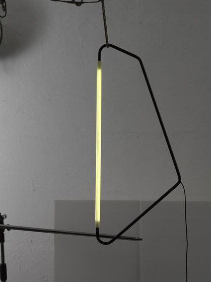Light Object 004 pendant single | black finish | Lámparas de suspensión | Naama Hofman Light Objects