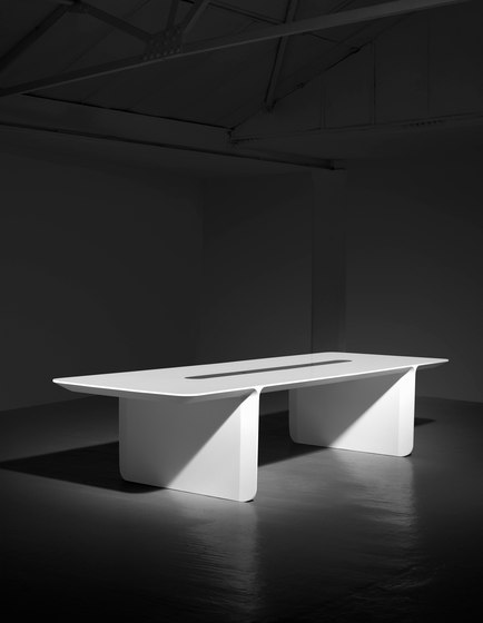 Outline Table Configuration 1 | Objekttische | Isomi