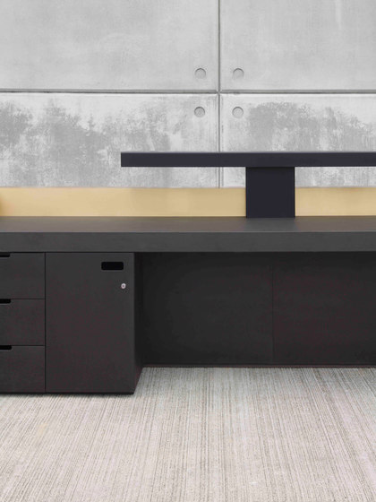 Blok Reception Desk in Brass Configuration 3 | Mostradores | Isomi