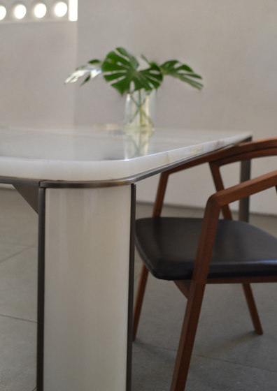 Gregorio table in onyx | Dining tables | mg12