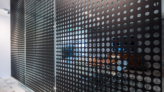 Perforated Metal Room Divider in Custom Pattern (Laser Cut Morph) | Paneles metálicos | Moz Designs