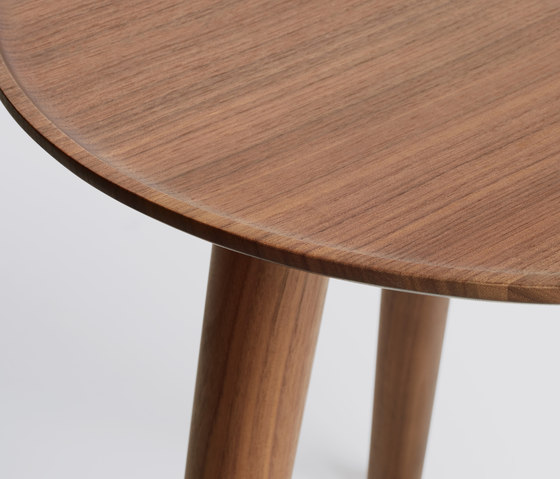 Edge Side Table | Mesas auxiliares | Design Within Reach