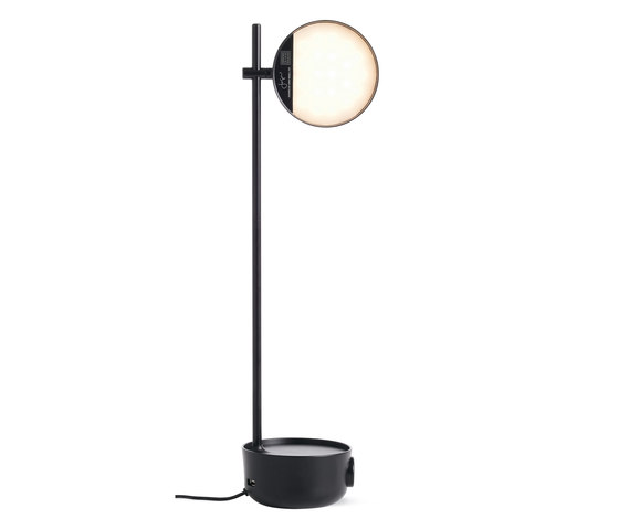 Focal LED Lamp with USB Port | Luminaires de table | Design Within Reach