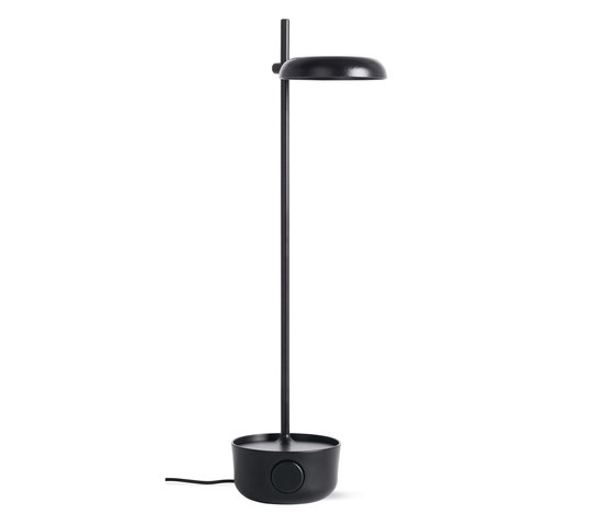Focal LED Lamp with USB Port | Luminaires de table | Design Within Reach