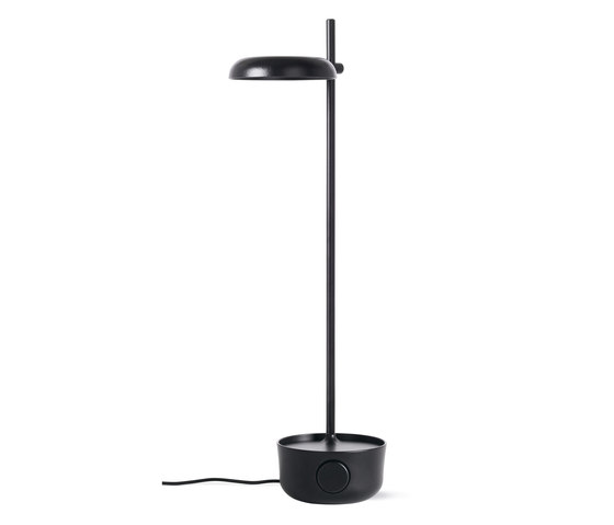 Focal LED Lamp with USB Port | Lámparas de sobremesa | Design Within Reach