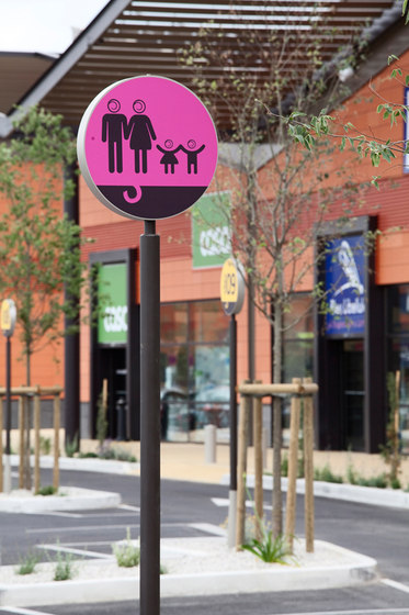 Or'a single mast by Concept Urbain | Wayfinding