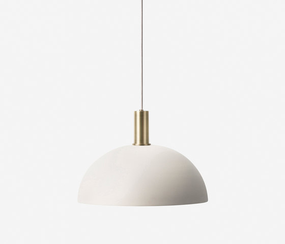 Socket Pendant Low - Brass | Dome Shade - Light Grey | Lámparas de suspensión | ferm LIVING