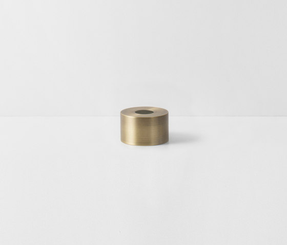 Socket Pendant Low - Brass | Disc Shade - Brass | Lámparas de suspensión | ferm LIVING