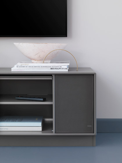 TV & SOUND | Hi-Fi storage solutions – example with plinth by Montana Furniture | Multimedia sideboards