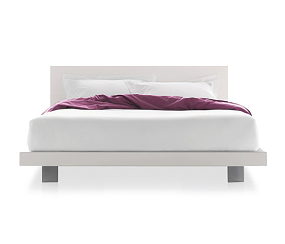 People A Medium with wooden bed frame | Camas | Pianca
