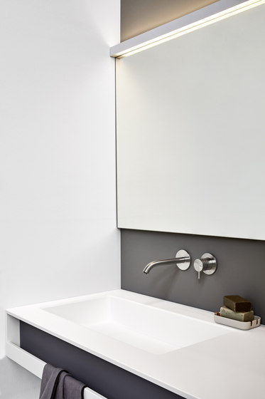 Unico Encimera con lavabo integrado | Estanterías toallas | Rexa Design