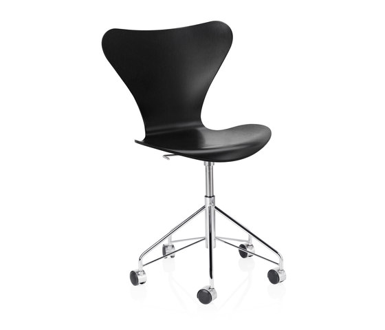 Series 7™ | Chair | 3117 | Black coloured ash | Chrome wheel base | Sillas | Fritz Hansen