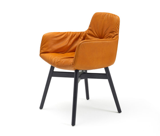 Leya | Armchair High mit Holz mit Kreuzzarge | Stühle | FREIFRAU MANUFAKTUR