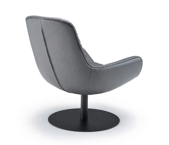 Leya | Lounge Chair with central leg | Poltrone | FREIFRAU MANUFAKTUR