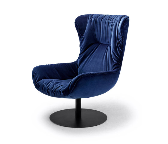 Leya | Wingback Chair with central leg | Poltrone | FREIFRAU MANUFAKTUR