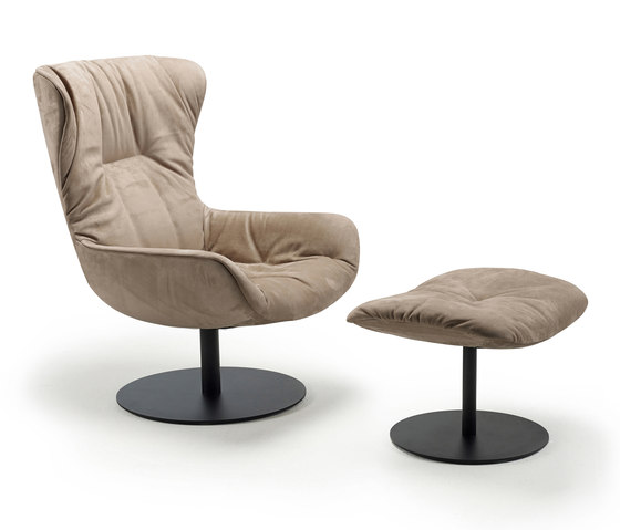 Leya | Wingback Chair with central leg & Ottoman | Fauteuils | FREIFRAU MANUFAKTUR